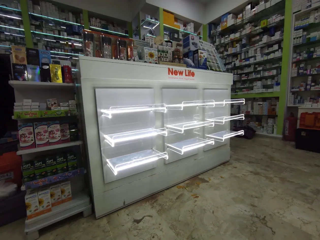 Ankara pleksi imalatı – eczane için LED aydınlatmalı pleksi raf ve teşhir ünitesi
